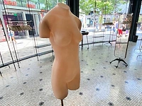 Etalagepop op marmeren voet - afbeelding 2 van  6