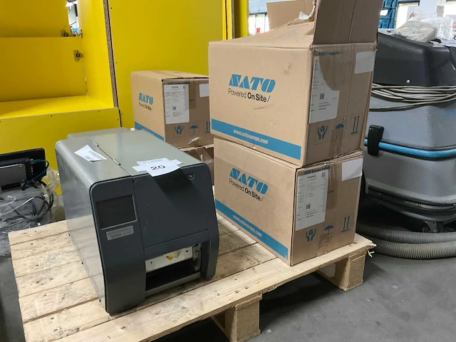 Etikettenprinter met etiketten - afbeelding 1 van  10