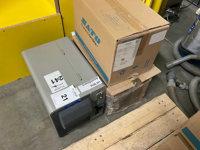 Etikettenprinter met etiketten - afbeelding 1 van  9