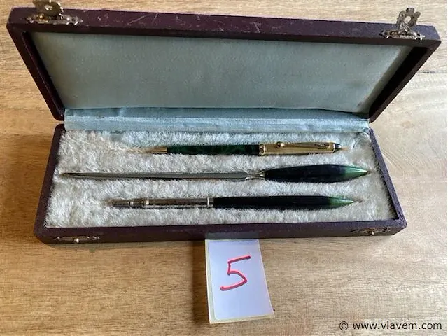 Etui met schrijfmateriaal - afbeelding 1 van  2