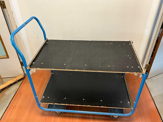 Eurkraft tafelwagen met 2 houten etages en opstaande duwbeugel 109x60x110cm - afbeelding 1 van  1