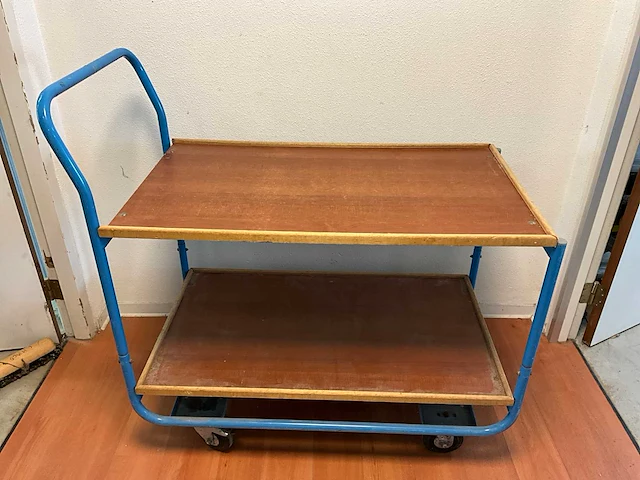 Eurkraft tafelwagen met 2 houten etages en opstaande duwbeugel 109x60x110cm - afbeelding 1 van  1