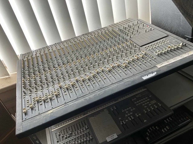 Eurodesk mixing console - afbeelding 1 van  5