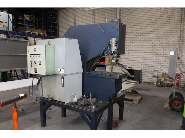 Excenterpers / ponsmachine doedijns 40 ton. - afbeelding 1 van  5