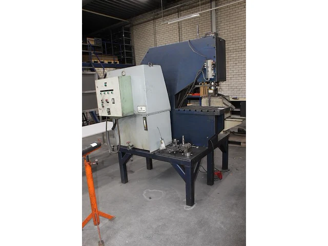 Excenterpers / ponsmachine doedijns 40 ton. - afbeelding 2 van  5