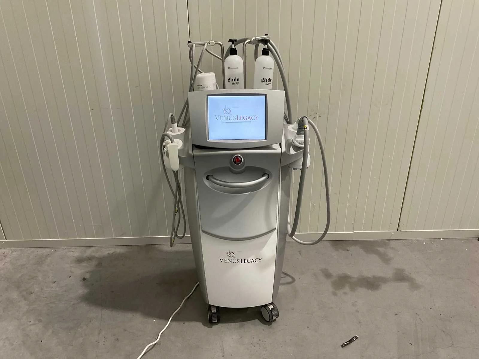 Executieveiling schoonheidsapparaat en een freesmachine met stofafzuiging