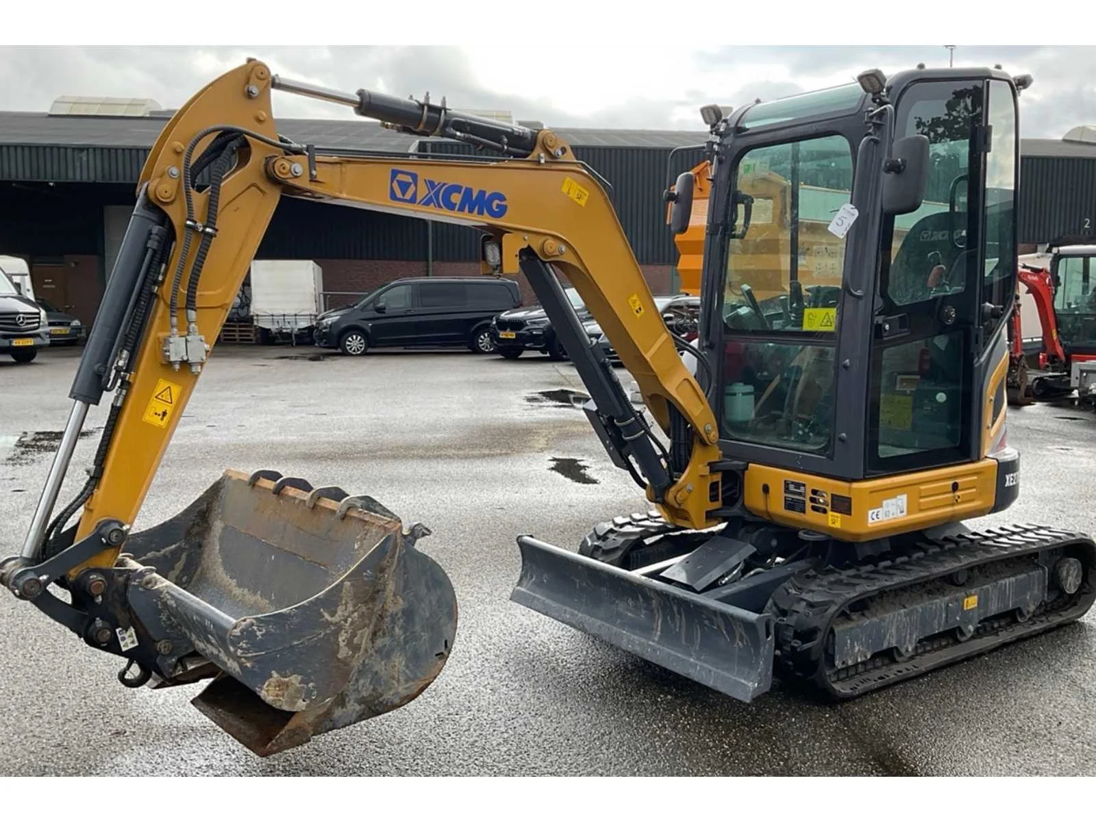 Executieveiling van een graafmachine, hoogwerker, vacuumheffers en grafische machines Executieveiling van een graafmachine, hoogwerker, vacuumheffers en grafische machines