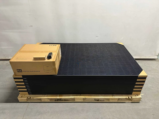 Exiom - set van 12 full black (375 wp) zonnepanelen en 1 saj 4kw omvormer (1-fase) - afbeelding 1 van  10