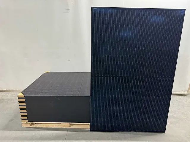 Exiom - set van 20 full black (375 wp) zonnepanelen - afbeelding 1 van  4