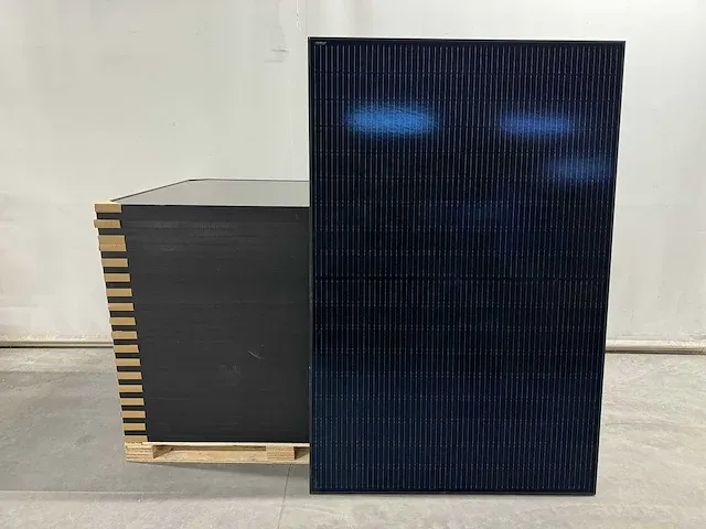 Exiom - set van 40 full black (375 wp) zonnepanelen - afbeelding 1 van  4