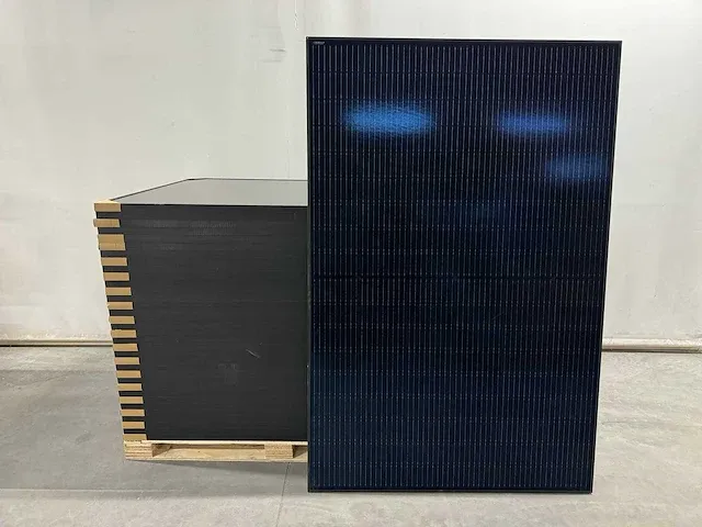 Exiom - set van 40 full black (410 wp) zonnepanelen - afbeelding 1 van  4