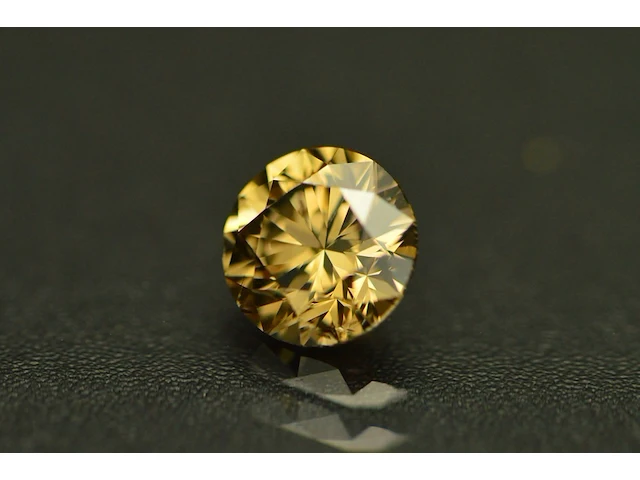 Fancy diamant - 0.81 carat ( igi gecertificeerd ) - afbeelding 2 van  4