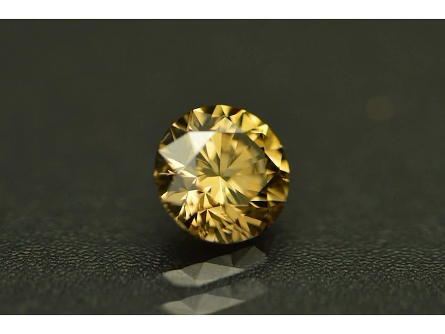 Fancy diamant - 0.81 carat ( igi gecertificeerd ) - afbeelding 3 van  4