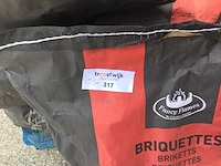 Fancy flames - 10 kilo - briketten zakken bbq (15x) - afbeelding 4 van  4