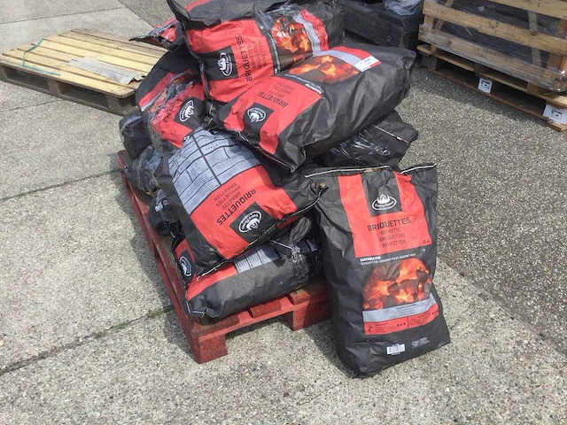 Fancy flames - 10 kilo - briketten zakken bbq (15x) - afbeelding 1 van  4