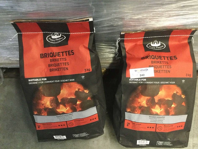 Fancy flames - 3 kilo - 80 zakken brikketten - afbeelding 1 van  3