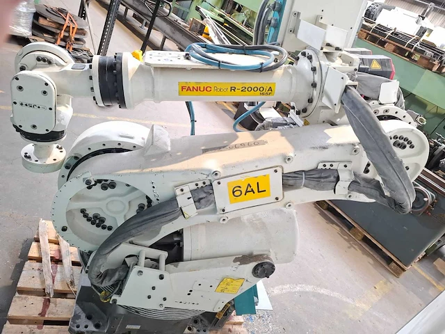 Fanuc - 2002 - r-2000ia 165f - uitnamerobot - afbeelding 11 van  15