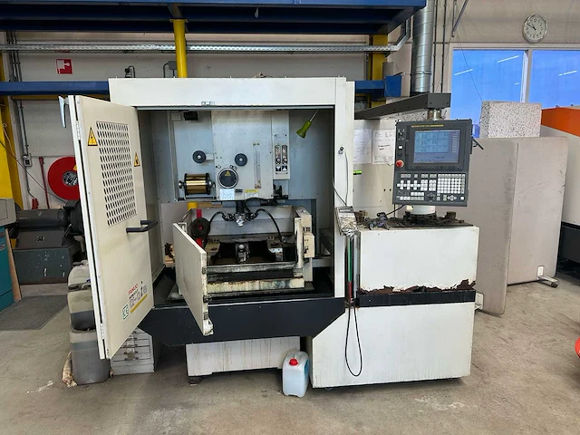 Fanuc - 2003 - robocut a-0ib - draadvonk- en erodeermachine - afbeelding 1 van  21