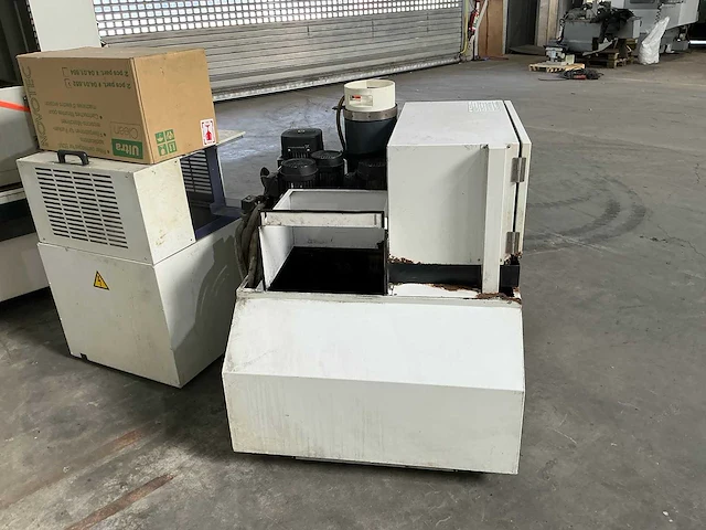 Fanuc - 2003 - robocut a-0ib - draadvonk- en erodeermachine - afbeelding 13 van  21