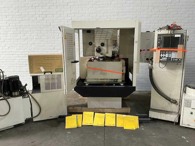 Fanuc - 2003 - robocut a-0ib - draadvonk- en erodeermachine - afbeelding 12 van  21