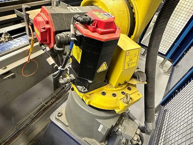 Fanuc - robot m-20 ia 20m - robot kleine broodkrat laden - afbeelding 5 van  24