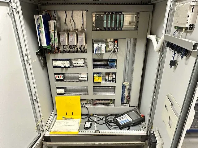 Fanuc - robot m-20 ia 20m - robot kleine broodkrat laden - afbeelding 15 van  24