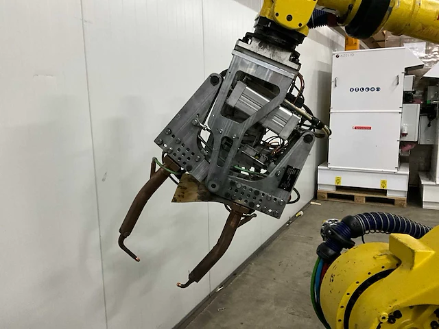 Fanuc r-2000ia 165f lasrobot & r-j3ib schakelkast - afbeelding 7 van  7