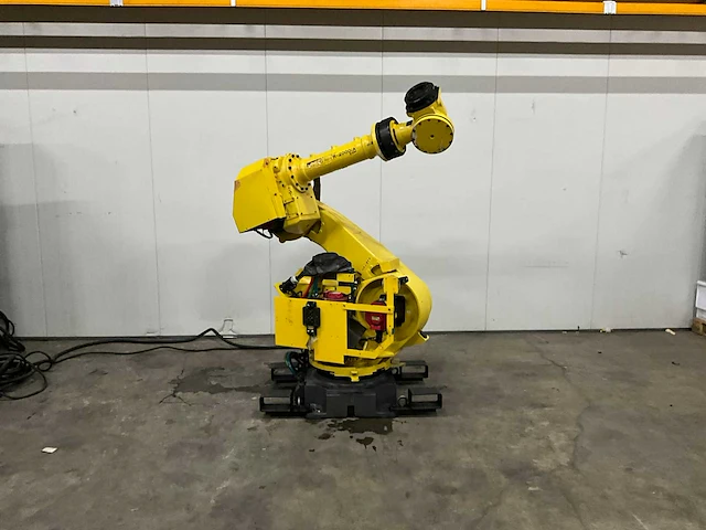 Fanuc r-2000ia 210f handling robot & r-j3ib schakelkast - afbeelding 1 van  6