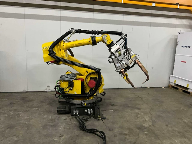 Fanuc s-430i w lasrobot & r-j3ib schakelkast - afbeelding 1 van  8