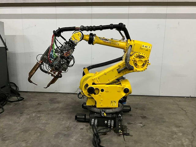 Fanuc s-430i w lasrobot & r-j3ib schakelkast - afbeelding 1 van  7