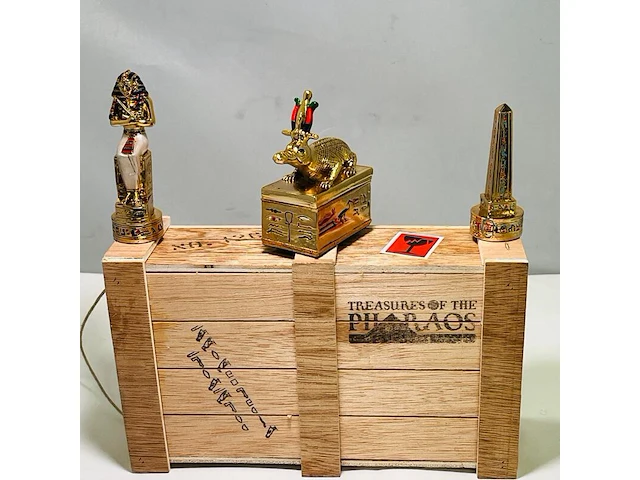 Farao, obelisk en sobek egyptische kunstgouden beelden - afbeelding 6 van  13