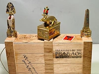 Farao, obelisk en sobek egyptische kunstgouden beelden - afbeelding 6 van  13