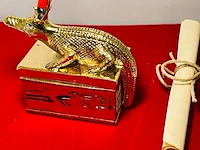Farao, obelisk en sobek egyptische kunstgouden beelden - afbeelding 9 van  13