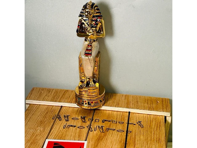 Farao, obelisk en sobek egyptische kunstgouden beelden - afbeelding 4 van  15