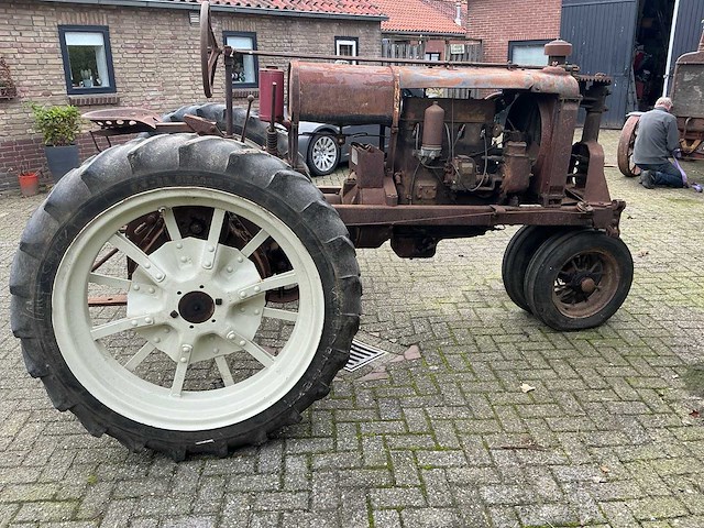Farmall regular oldtimer tractor - afbeelding 17 van  21