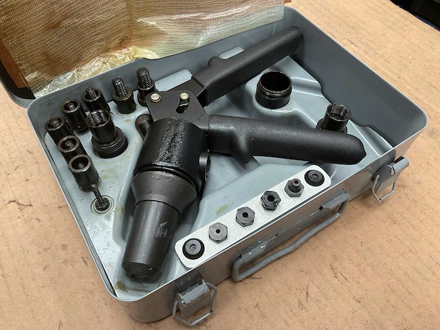 Fastening systems international blind fastener installation kit - afbeelding 1 van  4