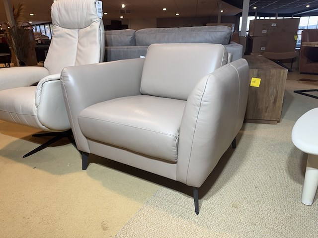 Fauteuil, beige leer, zwart metalen poten - afbeelding 1 van  4