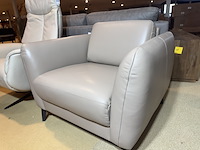 Fauteuil, beige leer, zwart metalen poten - afbeelding 2 van  4