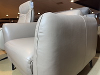 Fauteuil, beige leer, zwart metalen poten - afbeelding 3 van  4