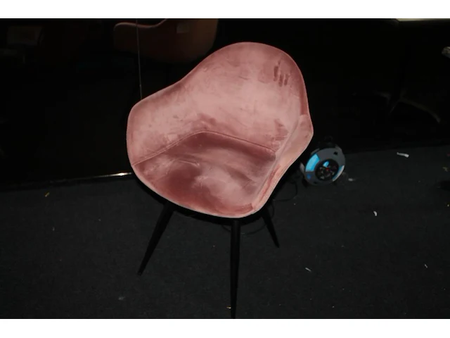 Fauteuil roze gestoffeerd. - afbeelding 1 van  3
