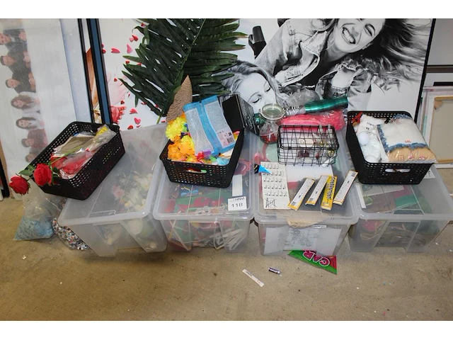 Feest- en decoratieproducten waaronder vlaggenlijnen, sinterklaasspullen, kunstbloemen, rozenblaadjes, glit... - afbeelding 1 van  2