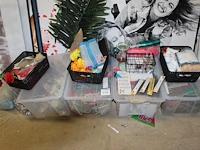 Feest- en decoratieproducten waaronder vlaggenlijnen, sinterklaasspullen, kunstbloemen, rozenblaadjes, glit... - afbeelding 1 van  2
