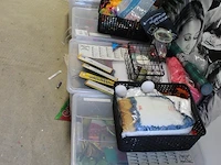 Feest- en decoratieproducten waaronder vlaggenlijnen, sinterklaasspullen, kunstbloemen, rozenblaadjes, glit... - afbeelding 2 van  2