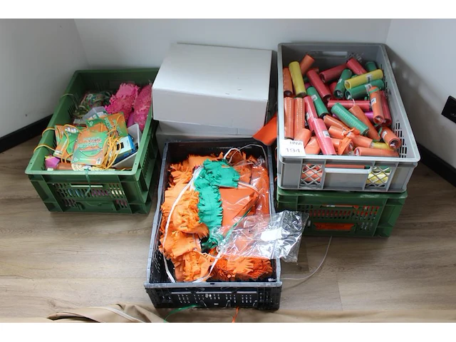 Feest decoratie in vier kratten en twee dozen. - afbeelding 1 van  2