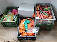 Feest decoratie in vier kratten en twee dozen. - afbeelding 1 van  2