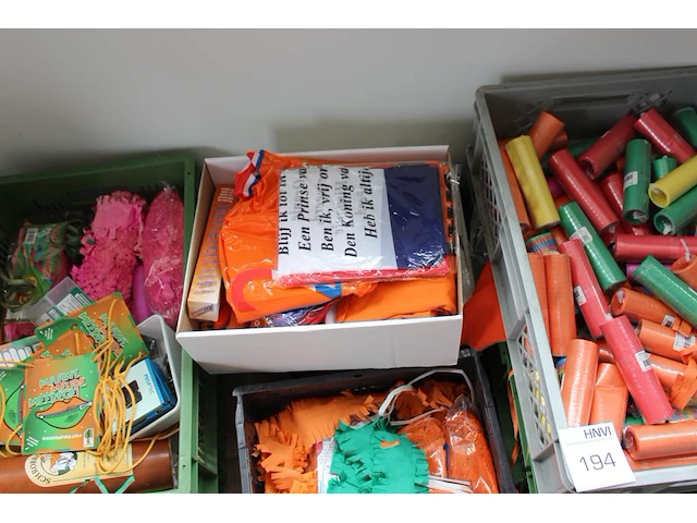 Feest decoratie in vier kratten en twee dozen. - afbeelding 2 van  2