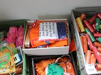 Feest decoratie in vier kratten en twee dozen. - afbeelding 2 van  2