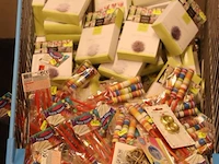 Feestartikel en versieringen o.a. tulle pom pom; partij - afbeelding 1 van  3