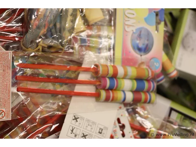 Feestartikel en versieringen o.a. tulle pom pom; partij - afbeelding 2 van  3