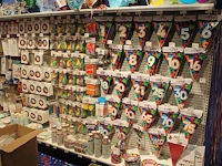 Feestartikelen w.o. vlaggenlijnen, ballonnen, letterslingers, hoedjes, servetten, bekers, borden, folieball...